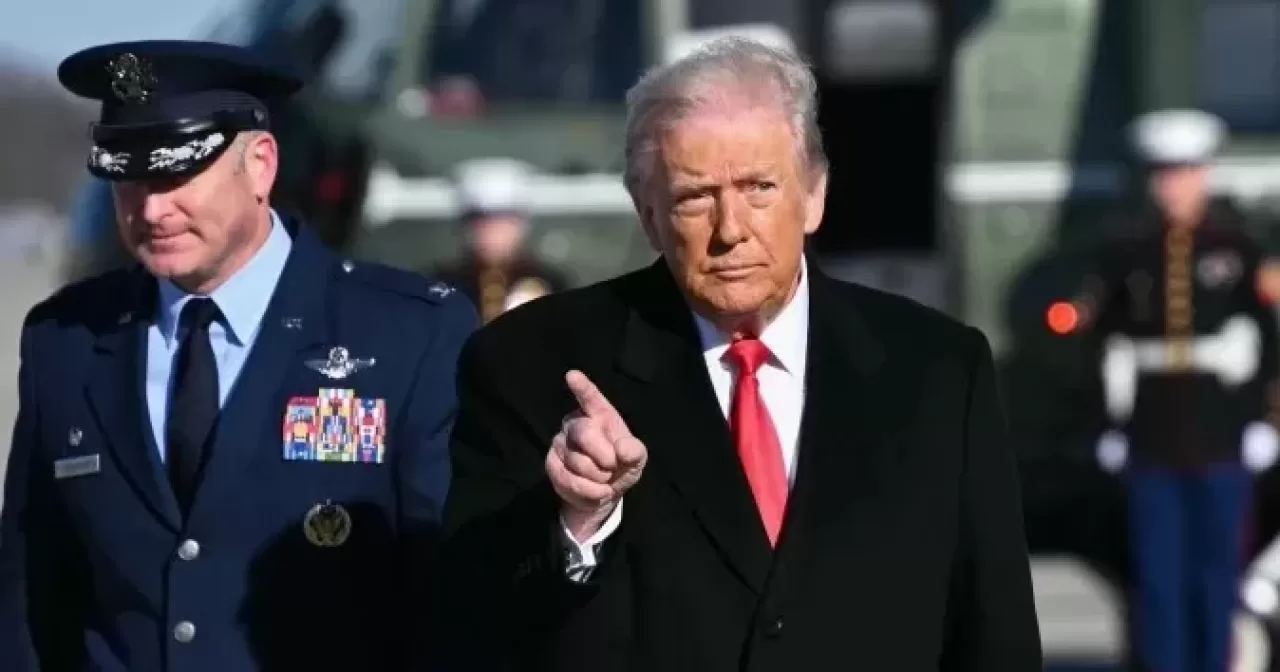 1_afp-20260113-92k39k9-v1-highres-uspresidentdonaldtrumpdepartsfordetroit-63204314-aspect-ratio-40-21