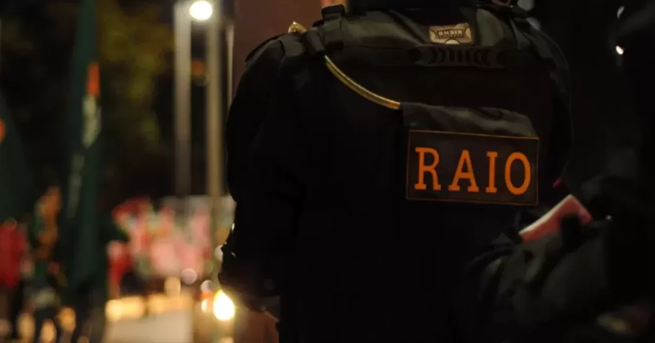 1_costas_de_policial_do_raio-38333401-aspect-ratio-40-21