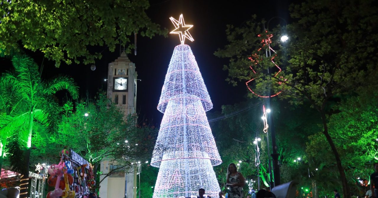 Casa-do-Papai-Noel-sera-montada-pela-primeira-vez-na-Praca-Padre-Cicero-em-Juazeiro-do-Norte-abertura-esta-marcada-para-sexta-feira-28-aspect-ratio-40-21