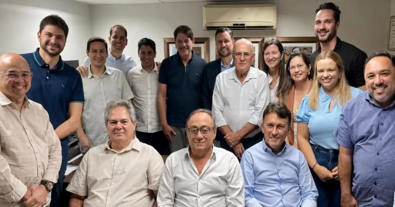 Cid-Gomes-mobiliza-prefeitos-e-reafirma-apoio-politico-a-Junior-Mano-aspect-ratio-40-21