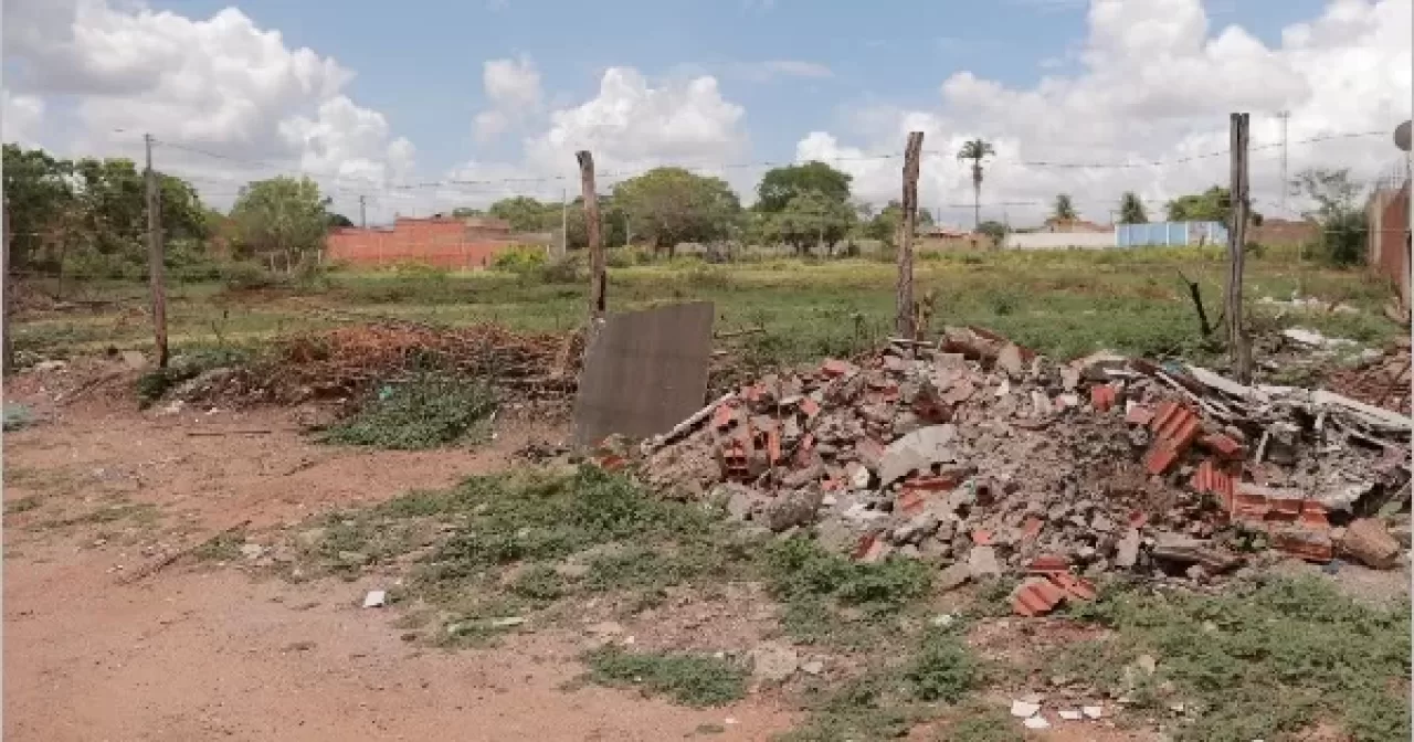 Donos-de-terrenos-abandonados-serao-punidos-com-IPTU-mais-caro-em-Juazeiro-do-Norte-aspect-ratio-40-21