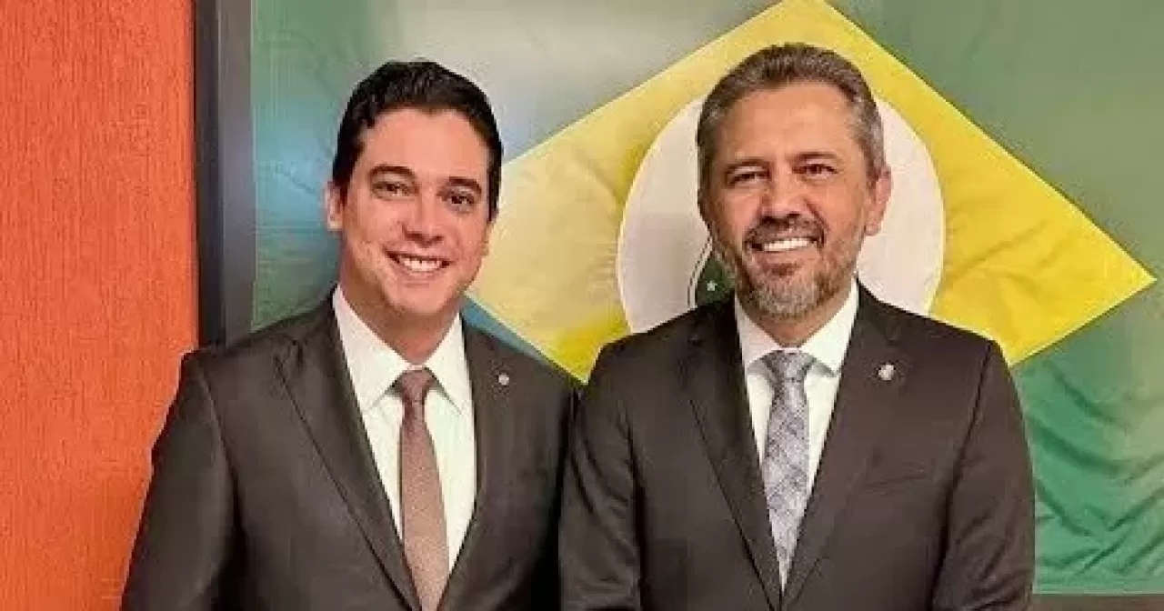 Elmano-manifesta-apoio-a-Junior-Mano-durante-convencao-partidaria-do-PRDSolidariedade-no-Ceara-aspect-ratio-40-21
