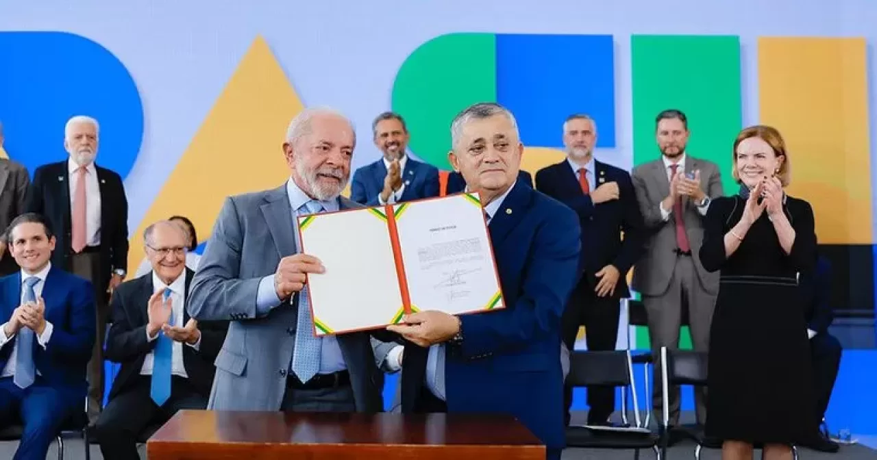 Lula-da-posse-a-Jose-Guimaraes-como-novo-ministro-das-Relacoes-Institucionais-aspect-ratio-40-21