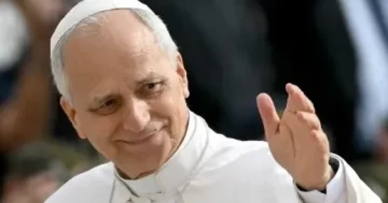 papa-leao-14-acena-para-fieis-durante-audiencia-semanal-no-vaticano-1759338631457_v2_360x480.jpg-aspect-ratio-40-21
